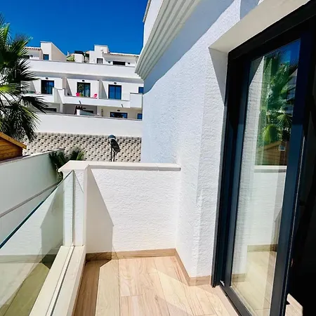 In Privezwembad, Zee- En Bergzicht *