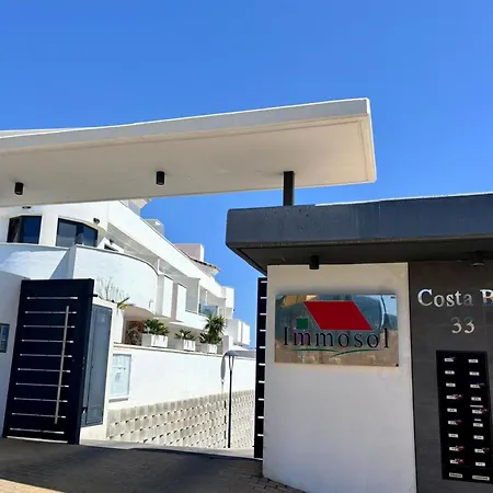 In Privezwembad, Zee- En Bergzicht *